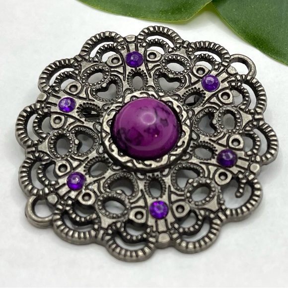 VINTAGE HOWLITE PURPLE STONE CABOCHON BROOCH WITH PURPLE RHINESTONES. - Picture 4 of 4